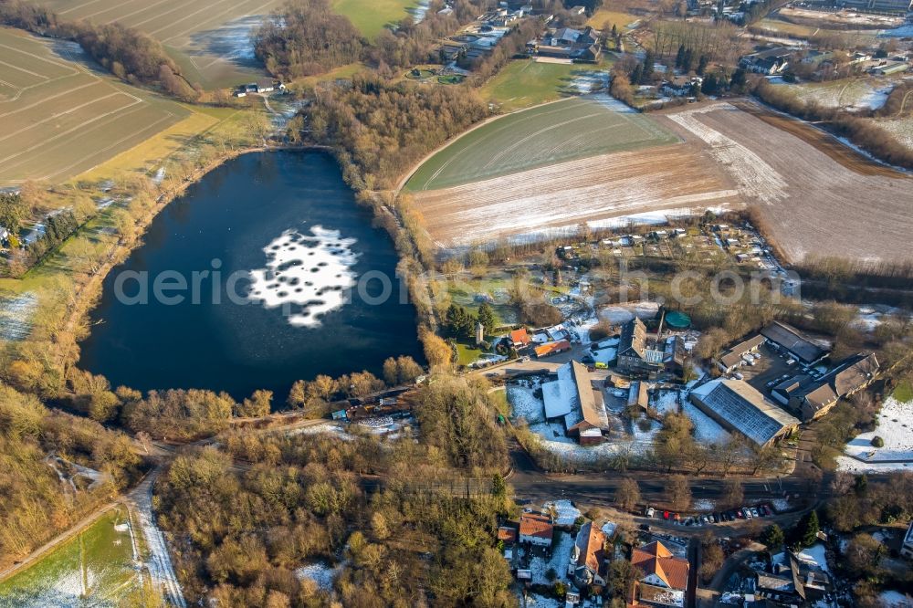 Aerial image Heiligenhaus - Shore areas of the ponds for fish farming Abtskuecher Teich in Heiligenhaus in the state North Rhine-Westphalia