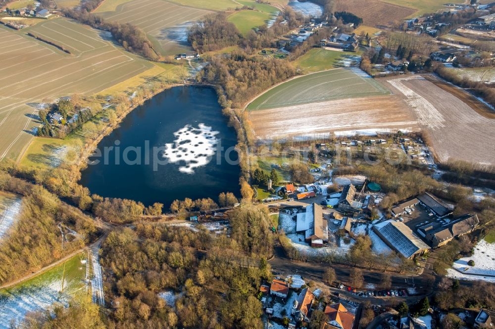 Aerial photograph Heiligenhaus - Shore areas of the ponds for fish farming Abtskuecher Teich in Heiligenhaus in the state North Rhine-Westphalia