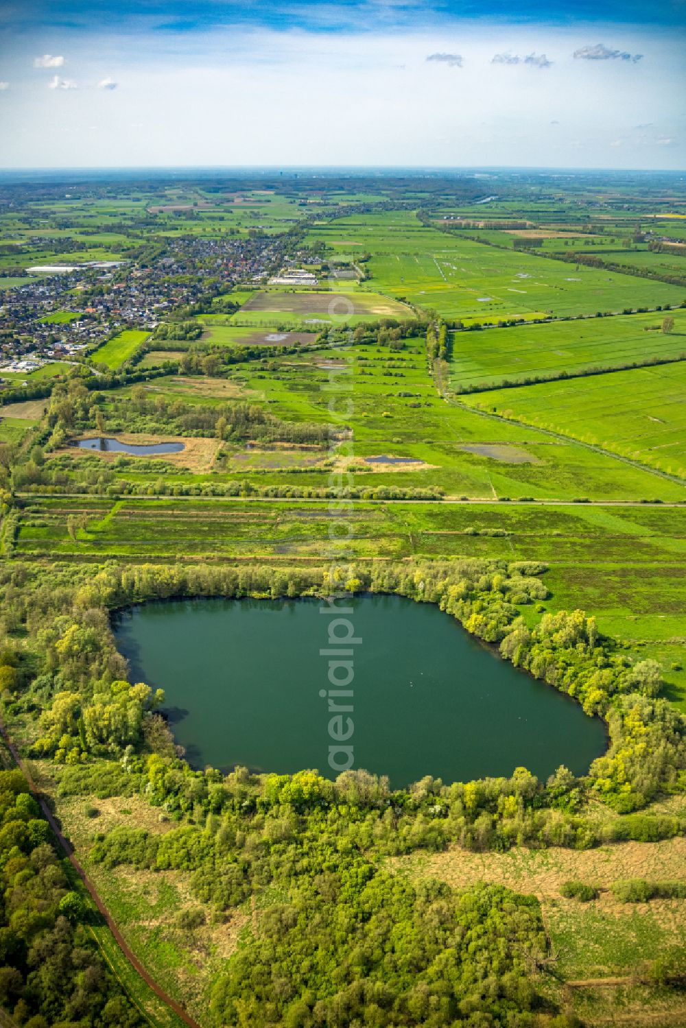 Aerial photograph Schottheide - Shore areas of the ponds for fish farming Armenveen on street Klever Strasse in Schottheide in the state North Rhine-Westphalia, Germany