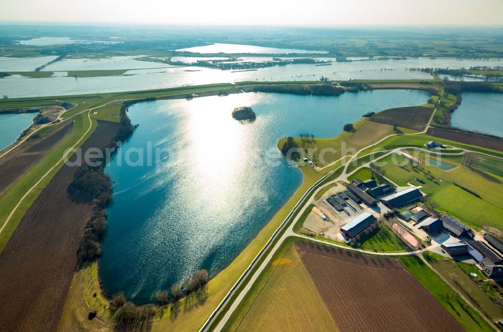 Wesel from above - Shore areas of the ponds for fish farming Am Droegenkamp in Wesel in the state North Rhine-Westphalia