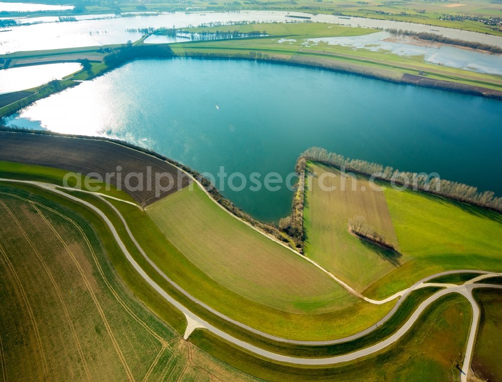 Wesel from the bird's eye view: Shore areas of the ponds for fish farming Am Droegenkamp in Wesel in the state North Rhine-Westphalia