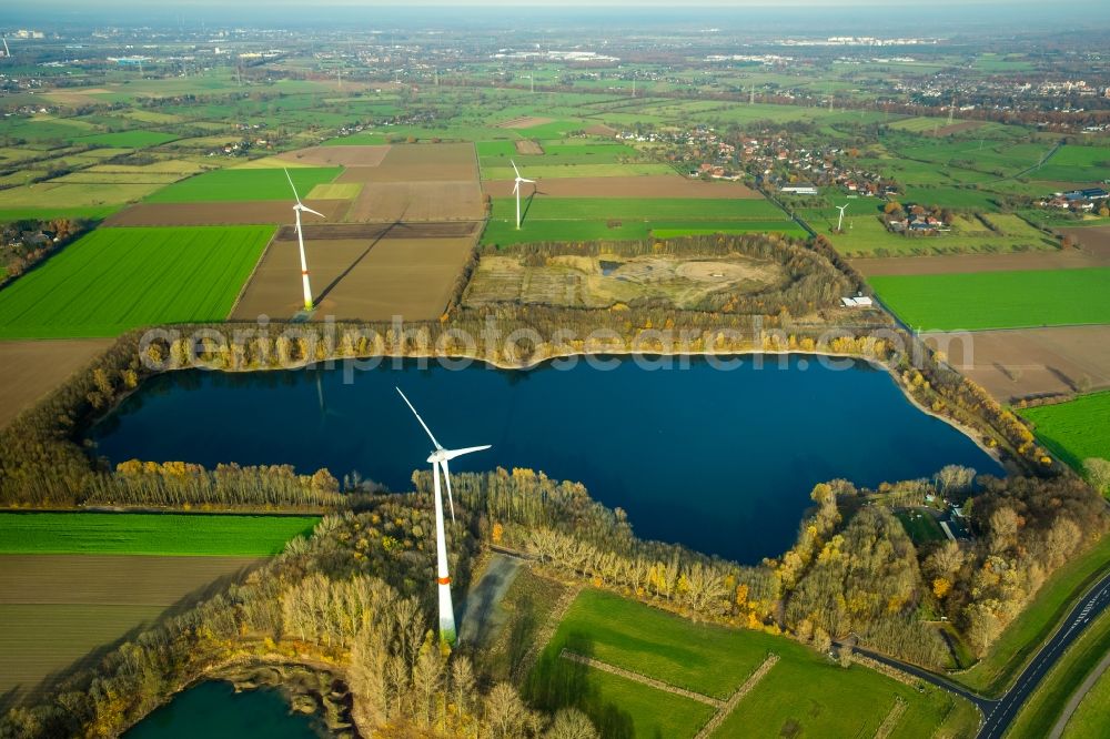 Aerial image Voerde (Niederrhein) - Shore areas of the ponds for fish farming in Voerde (Niederrhein) in the state North Rhine-Westphalia