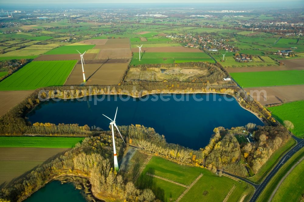 Aerial photograph Voerde (Niederrhein) - Shore areas of the ponds for fish farming in Voerde (Niederrhein) in the state North Rhine-Westphalia