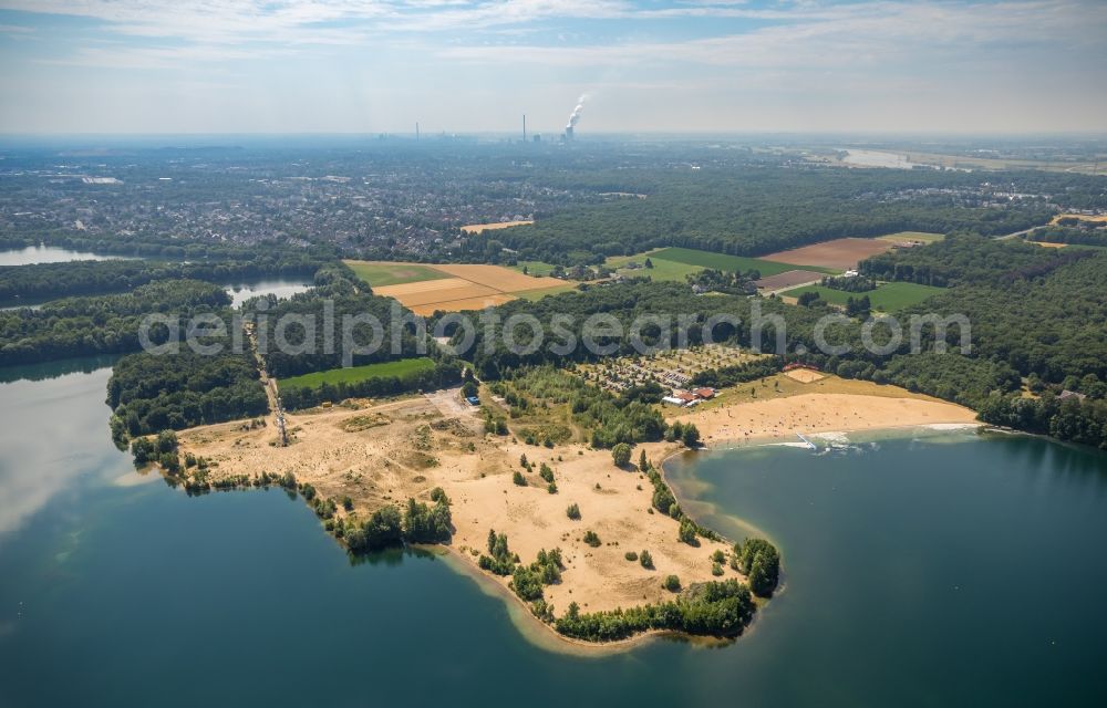 Aerial photograph Voerde (Niederrhein) - Tendering lake and open-air swimming pool Strandbad Tenderingssee in Voerde (Niederrhein) in North Rhine-Westphalia - NRW, Germany