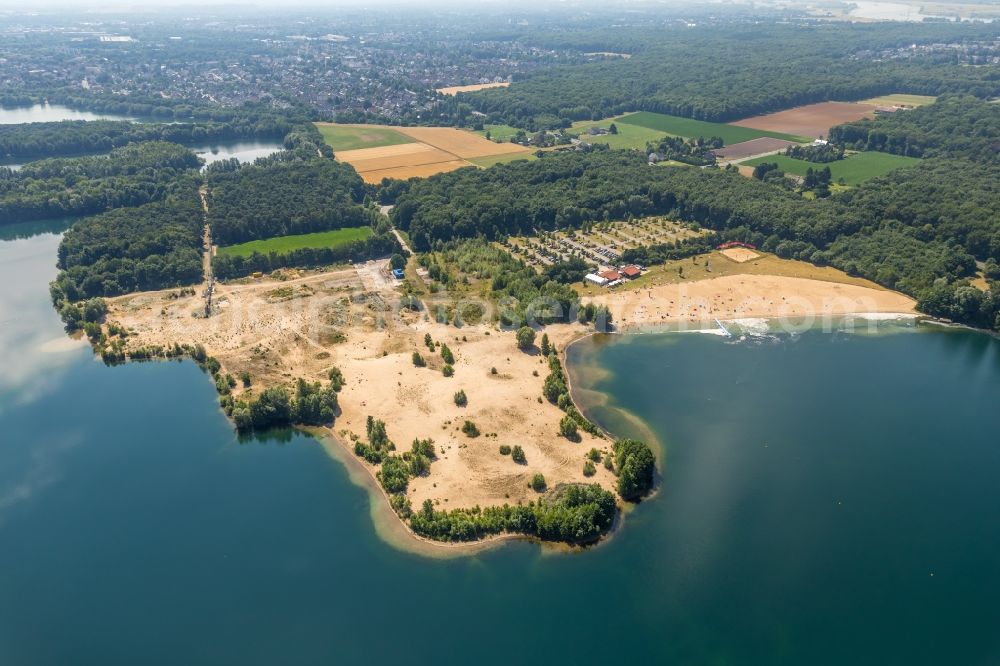 Voerde (Niederrhein) from above - Tendering lake and open-air swimming pool Strandbad Tenderingssee in Voerde (Niederrhein) in North Rhine-Westphalia - NRW, Germany