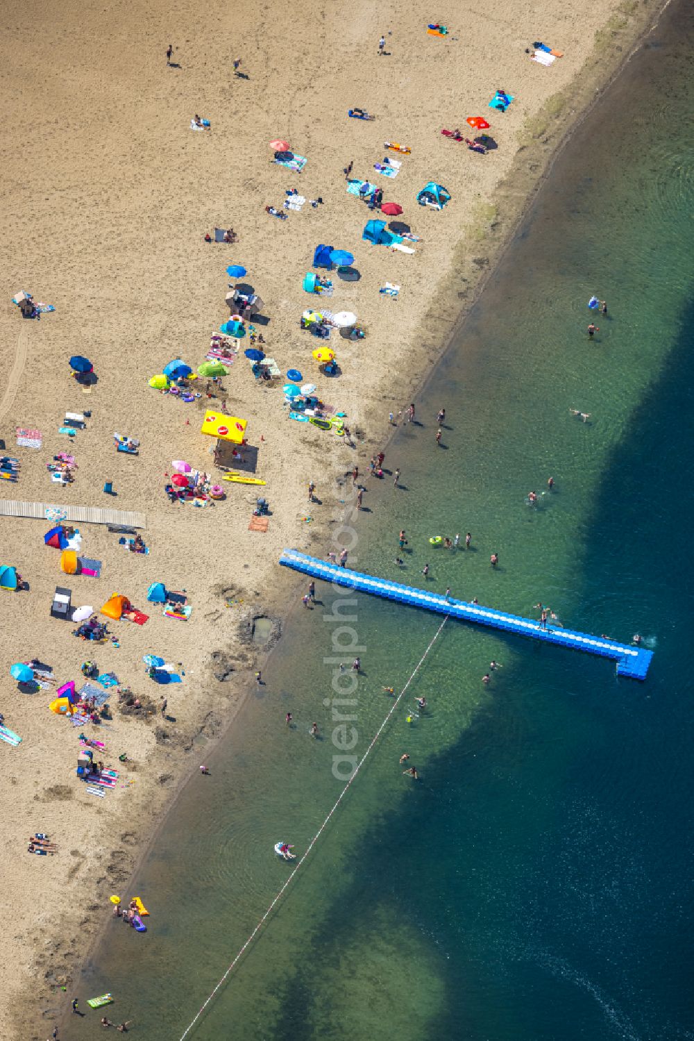 Aerial image Voerde (Niederrhein) - Tendering lake and open-air swimming pool Strandbad Tenderingssee in Voerde (Niederrhein) in North Rhine-Westphalia - NRW, Germany