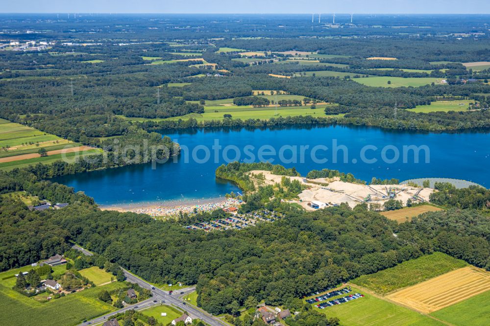 Voerde (Niederrhein) from the bird's eye view: Tendering lake and open-air swimming pool Strandbad Tenderingssee in Voerde (Niederrhein) in North Rhine-Westphalia - NRW, Germany