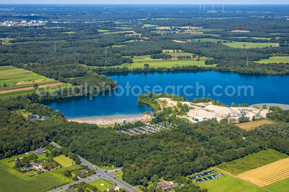 Voerde (Niederrhein) from the bird's eye view: Tendering lake and open-air swimming pool Strandbad Tenderingssee in Voerde (Niederrhein) in North Rhine-Westphalia - NRW, Germany