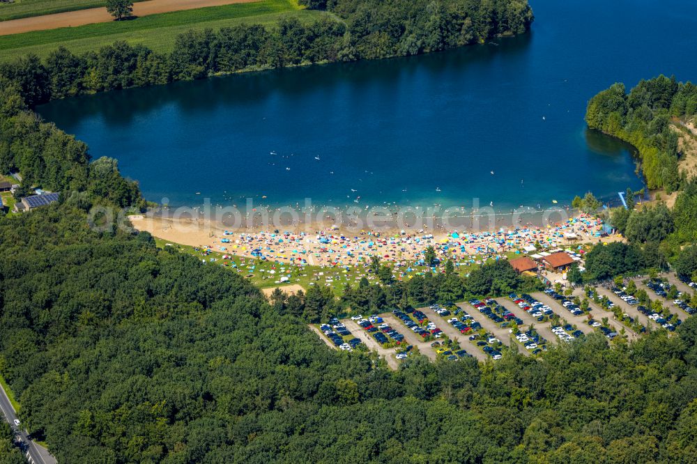 Aerial image Voerde (Niederrhein) - Tendering lake and open-air swimming pool Strandbad Tenderingssee in Voerde (Niederrhein) in North Rhine-Westphalia - NRW, Germany