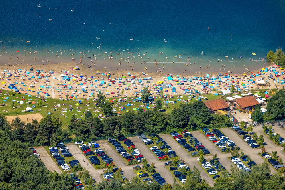 Aerial photograph Voerde (Niederrhein) - Tendering lake and open-air swimming pool Strandbad Tenderingssee in Voerde (Niederrhein) in North Rhine-Westphalia - NRW, Germany