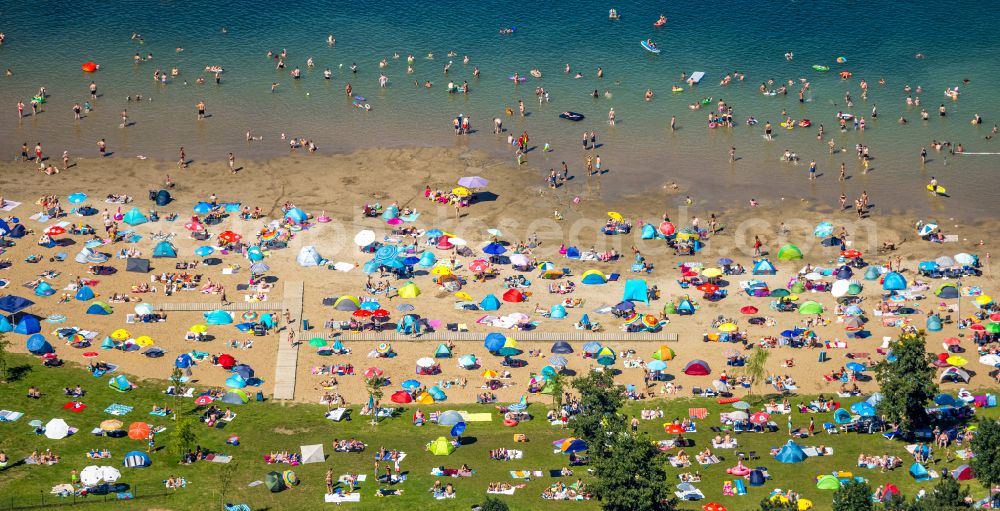 Voerde (Niederrhein) from above - Tendering lake and open-air swimming pool Strandbad Tenderingssee in Voerde (Niederrhein) in North Rhine-Westphalia - NRW, Germany