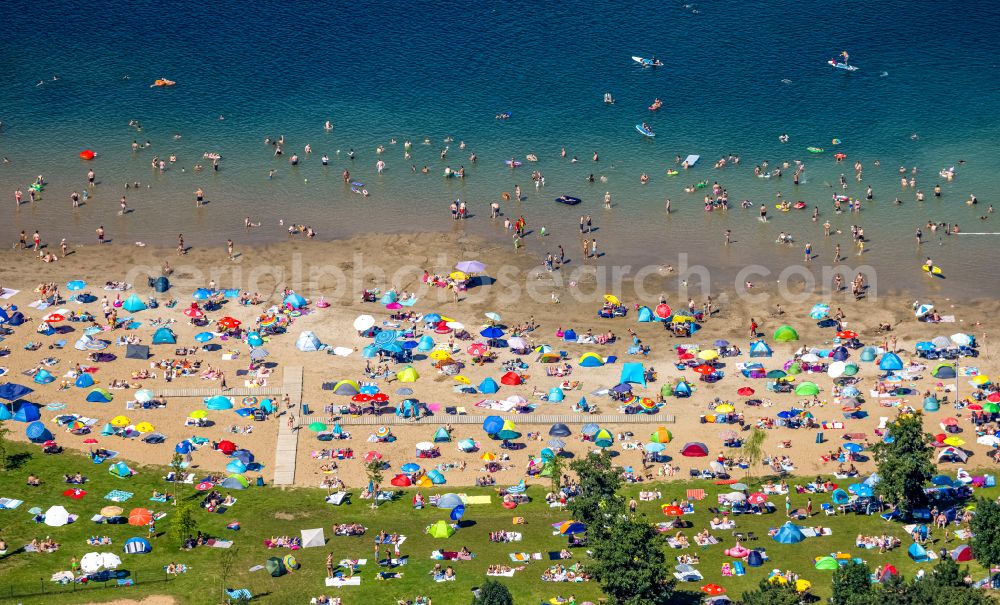 Voerde (Niederrhein) from the bird's eye view: Tendering lake and open-air swimming pool Strandbad Tenderingssee in Voerde (Niederrhein) in North Rhine-Westphalia - NRW, Germany