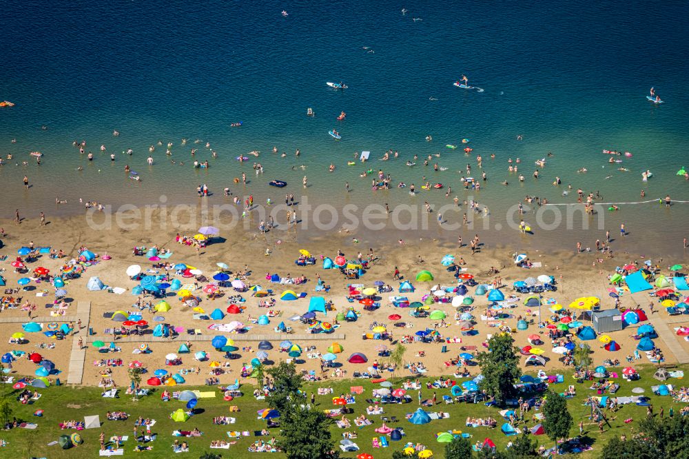 Aerial image Voerde (Niederrhein) - Tendering lake and open-air swimming pool Strandbad Tenderingssee in Voerde (Niederrhein) in North Rhine-Westphalia - NRW, Germany