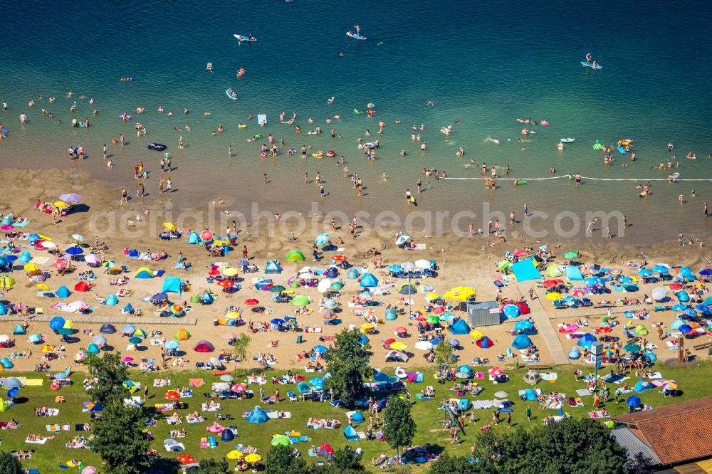 Voerde (Niederrhein) from above - Tendering lake and open-air swimming pool Strandbad Tenderingssee in Voerde (Niederrhein) in North Rhine-Westphalia - NRW, Germany