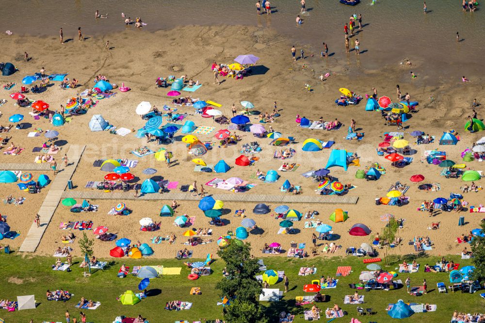 Voerde (Niederrhein) from the bird's eye view: Tendering lake and open-air swimming pool Strandbad Tenderingssee in Voerde (Niederrhein) in North Rhine-Westphalia - NRW, Germany