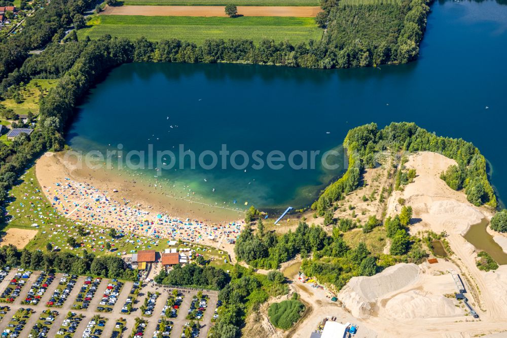 Aerial image Voerde (Niederrhein) - Tendering lake and open-air swimming pool Strandbad Tenderingssee in Voerde (Niederrhein) in North Rhine-Westphalia - NRW, Germany