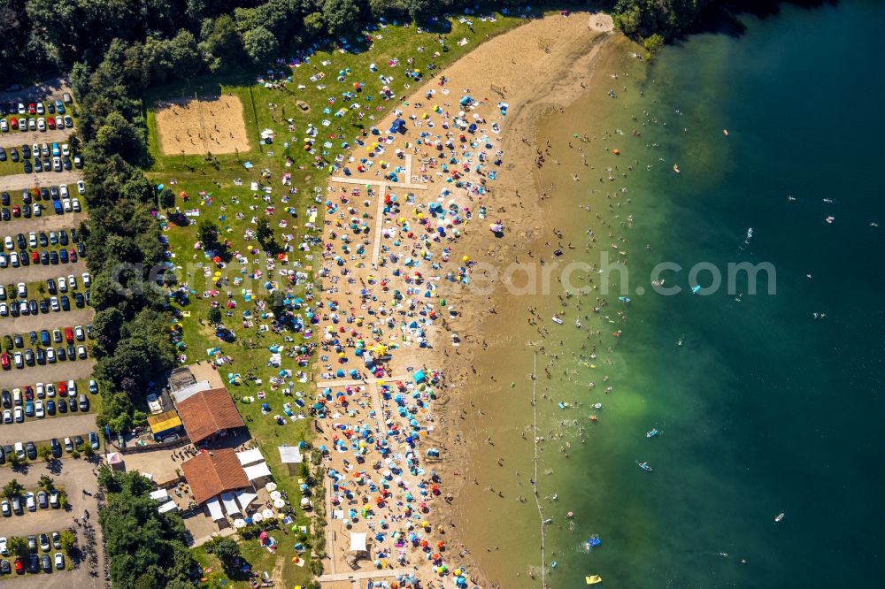 Aerial photograph Voerde (Niederrhein) - Tendering lake and open-air swimming pool Strandbad Tenderingssee in Voerde (Niederrhein) in North Rhine-Westphalia - NRW, Germany