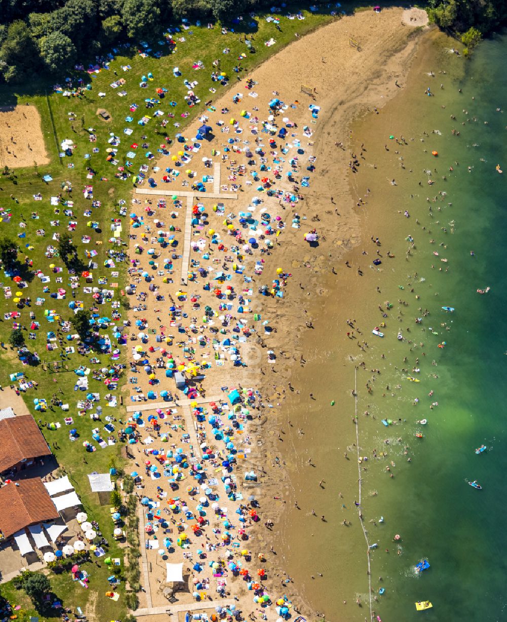 Voerde (Niederrhein) from above - Tendering lake and open-air swimming pool Strandbad Tenderingssee in Voerde (Niederrhein) in North Rhine-Westphalia - NRW, Germany