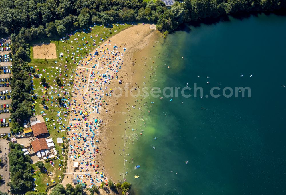 Voerde (Niederrhein) from the bird's eye view: Tendering lake and open-air swimming pool Strandbad Tenderingssee in Voerde (Niederrhein) in North Rhine-Westphalia - NRW, Germany