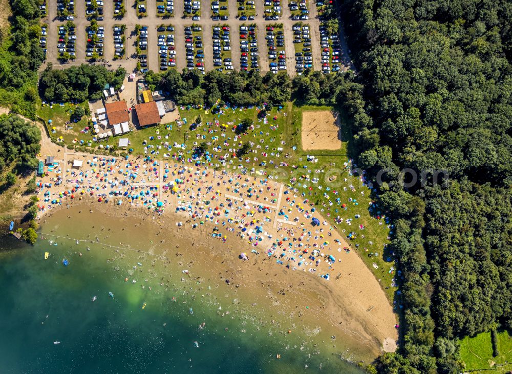 Aerial image Voerde (Niederrhein) - Tendering lake and open-air swimming pool Strandbad Tenderingssee in Voerde (Niederrhein) in North Rhine-Westphalia - NRW, Germany