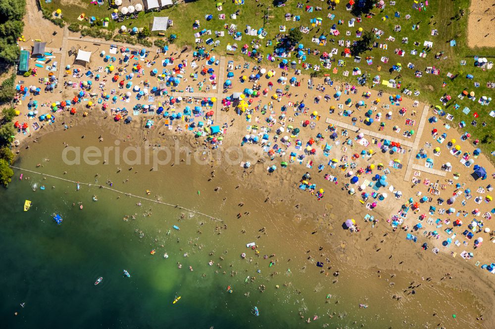 Aerial photograph Voerde (Niederrhein) - Tendering lake and open-air swimming pool Strandbad Tenderingssee in Voerde (Niederrhein) in North Rhine-Westphalia - NRW, Germany