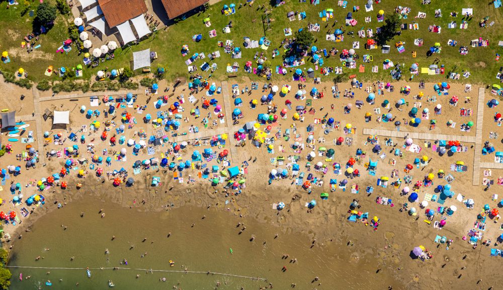 Voerde (Niederrhein) from above - Tendering lake and open-air swimming pool Strandbad Tenderingssee in Voerde (Niederrhein) in North Rhine-Westphalia - NRW, Germany