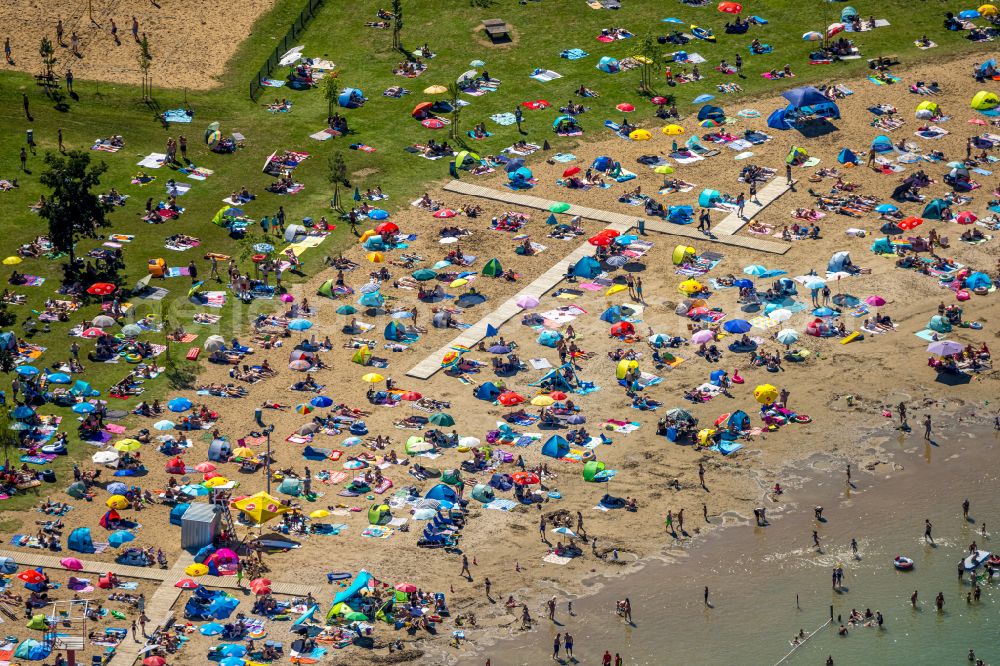 Aerial image Voerde (Niederrhein) - Tendering lake and open-air swimming pool Strandbad Tenderingssee in Voerde (Niederrhein) in North Rhine-Westphalia - NRW, Germany