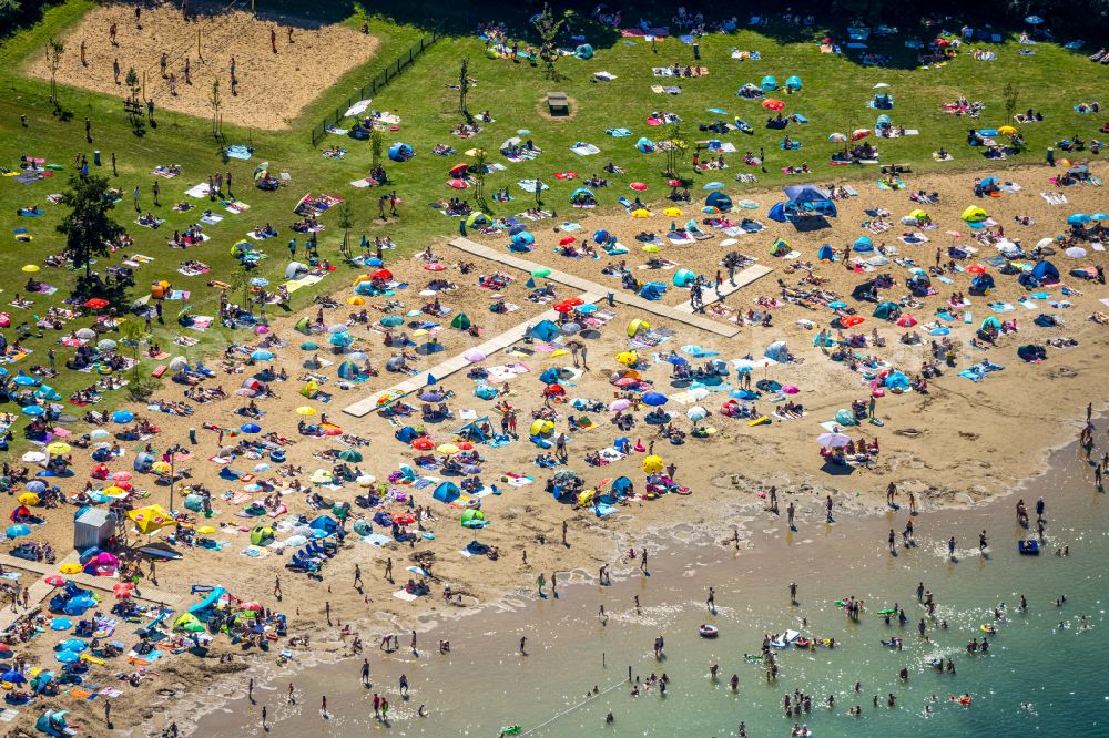 Voerde (Niederrhein) from above - Tendering lake and open-air swimming pool Strandbad Tenderingssee in Voerde (Niederrhein) in North Rhine-Westphalia - NRW, Germany