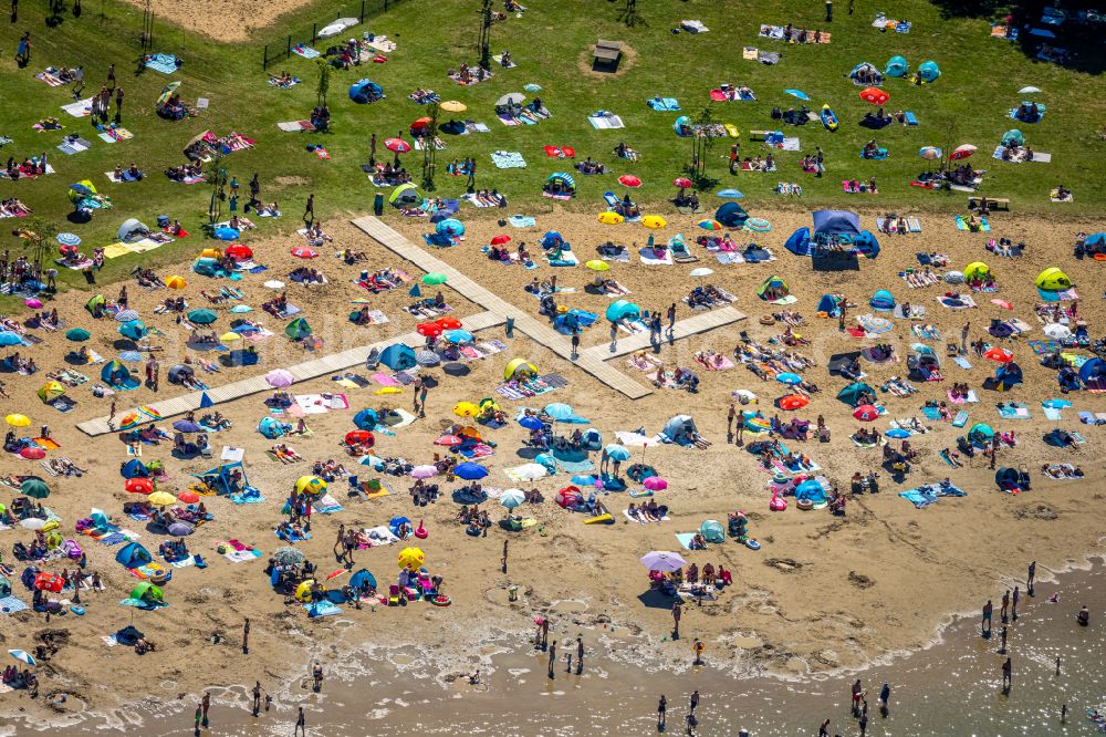 Voerde (Niederrhein) from the bird's eye view: Tendering lake and open-air swimming pool Strandbad Tenderingssee in Voerde (Niederrhein) in North Rhine-Westphalia - NRW, Germany