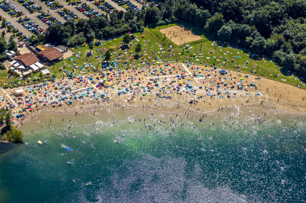 Aerial photograph Voerde (Niederrhein) - Tendering lake and open-air swimming pool Strandbad Tenderingssee in Voerde (Niederrhein) in North Rhine-Westphalia - NRW, Germany