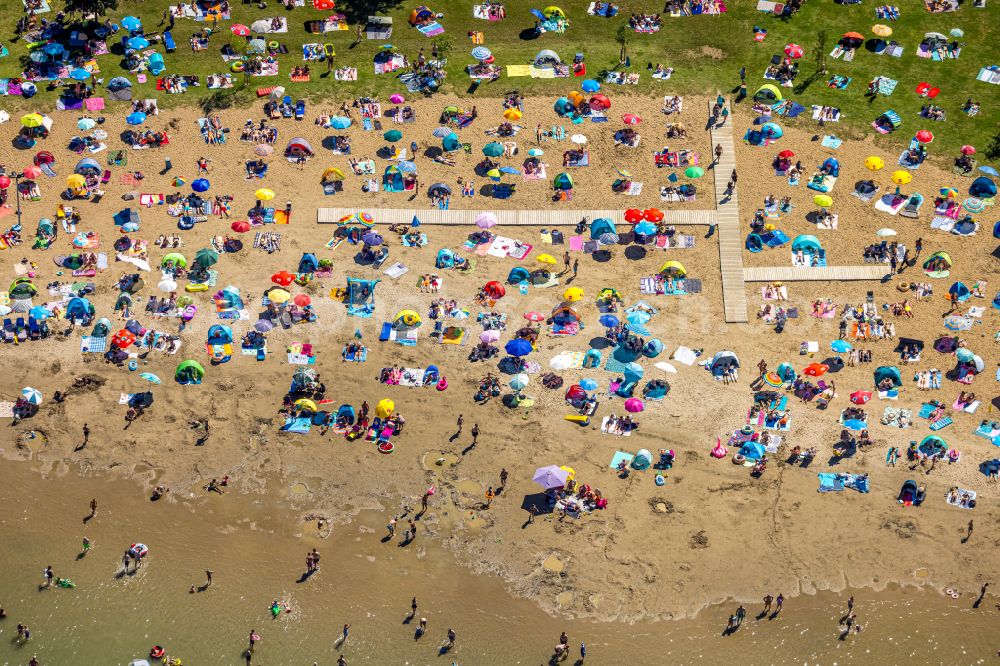 Voerde (Niederrhein) from the bird's eye view: Tendering lake and open-air swimming pool Strandbad Tenderingssee in Voerde (Niederrhein) in North Rhine-Westphalia - NRW, Germany