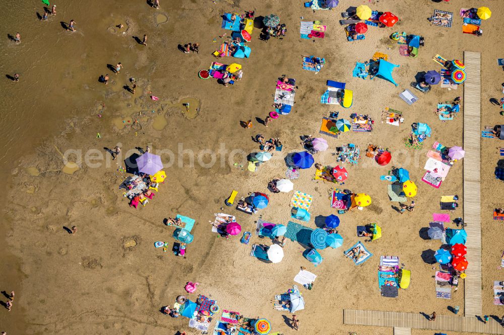 Aerial image Voerde (Niederrhein) - Tendering lake and open-air swimming pool Strandbad Tenderingssee in Voerde (Niederrhein) in North Rhine-Westphalia - NRW, Germany