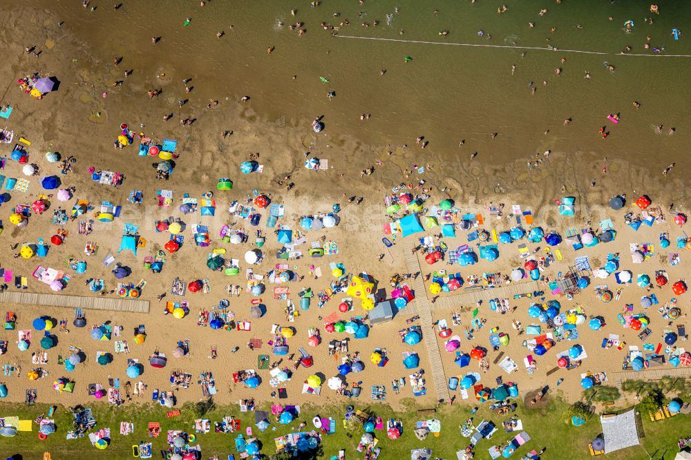 Voerde (Niederrhein) from above - Tendering lake and open-air swimming pool Strandbad Tenderingssee in Voerde (Niederrhein) in North Rhine-Westphalia - NRW, Germany