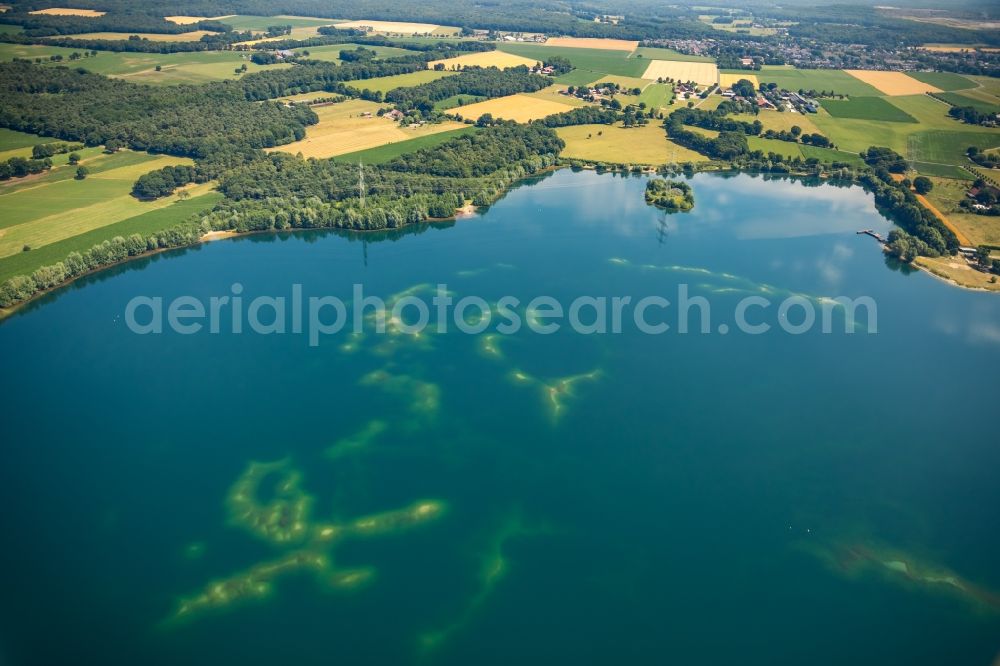 Voerde (Niederrhein) from the bird's eye view: Riparian areas on the lake area of Tenderingssee in Voerde (Niederrhein) in the state North Rhine-Westphalia, Germany