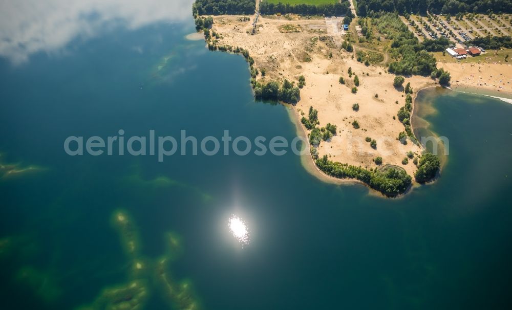 Aerial photograph Voerde (Niederrhein) - Riparian areas on the lake area of Tenderingssee in Voerde (Niederrhein) in the state North Rhine-Westphalia, Germany