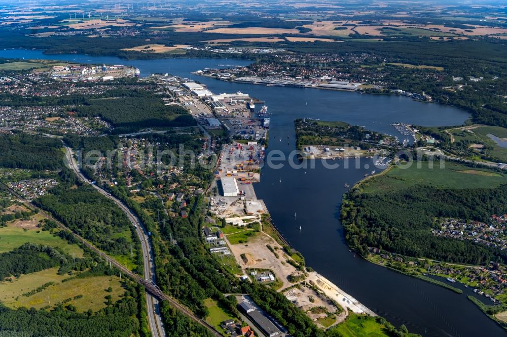 Aerial image Schlutup - Curved loop of the riparian zones on the course of the river of Trave in Schlutup in the state Schleswig-Holstein, Germany