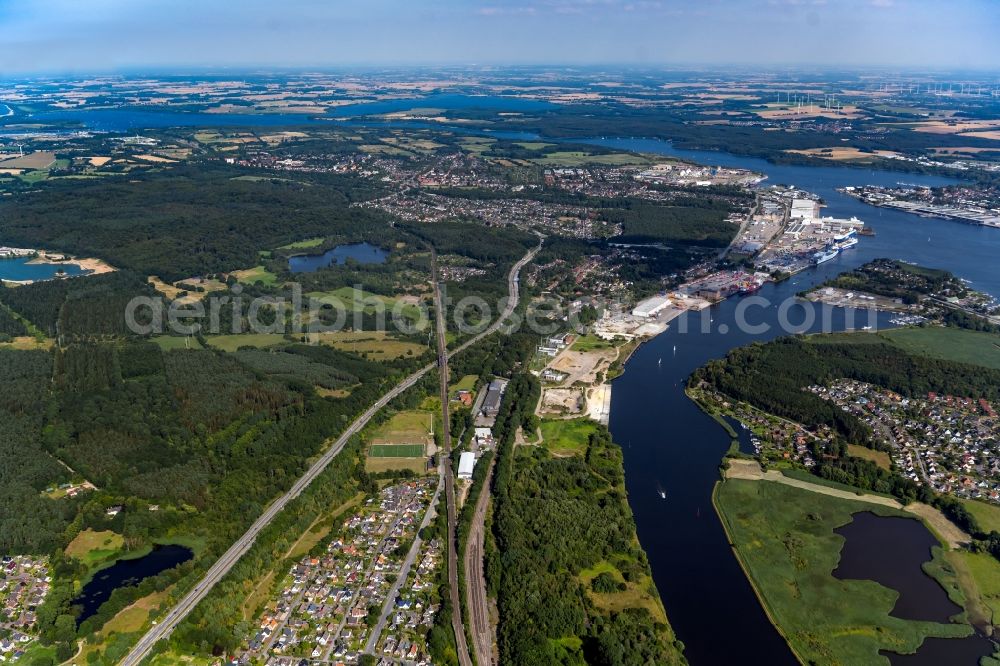 Aerial photograph Schlutup - Curved loop of the riparian zones on the course of the river of Trave in Schlutup in the state Schleswig-Holstein, Germany