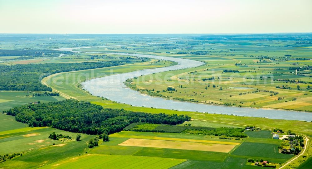 Matowy Male from the bird's eye view: Curved loop of the riparian zones on the course of the river Weichsel in Matowy Male in Pomorskie, Poland