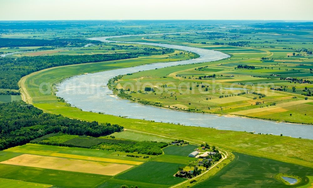 Aerial image Matowy Male - Curved loop of the riparian zones on the course of the river Weichsel in Matowy Male in Pomorskie, Poland