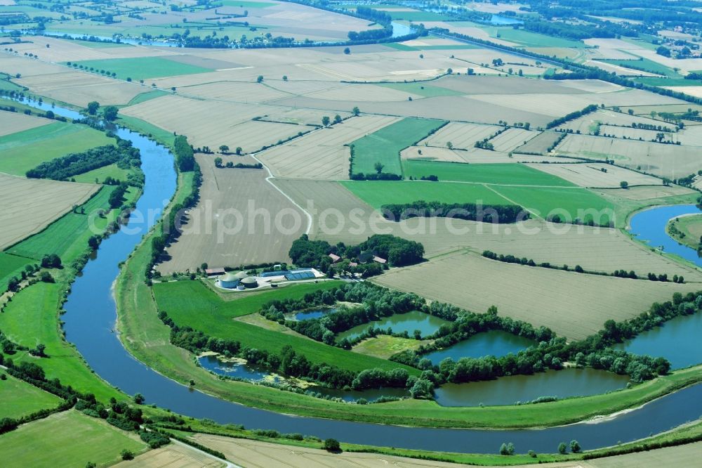 Balge from the bird's eye view: Curved loop of the riparian zones on the course of the river Weser in Balge in the state Lower Saxony, Germany