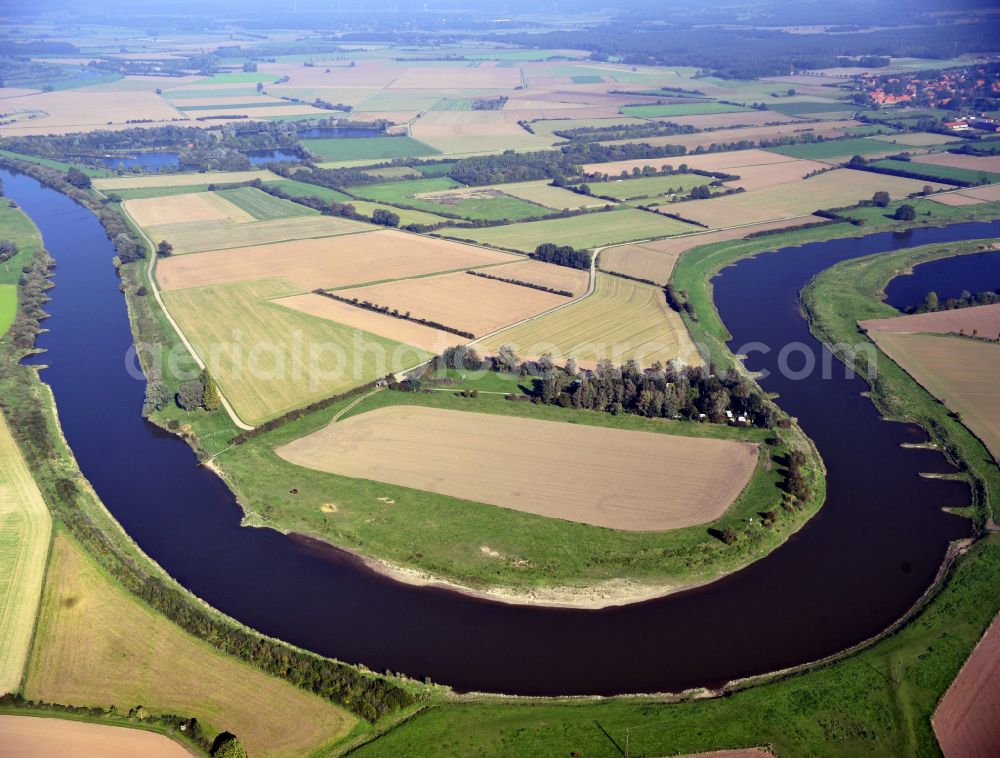 Marklohe from the bird's eye view: Curved loop of the riparian zones on the course of the river Weser in Marklohe in the state Lower Saxony, Germany