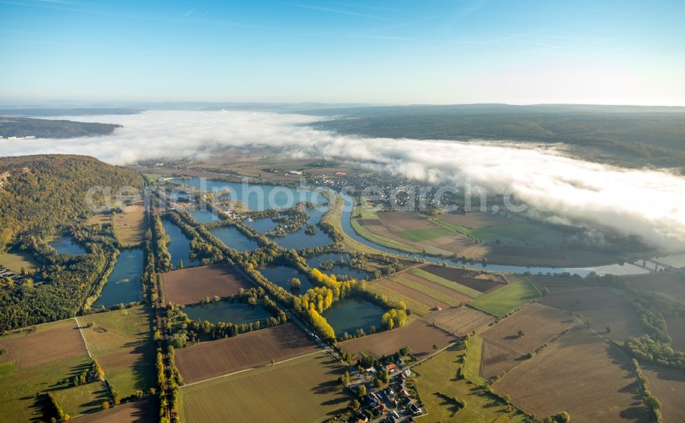 Höxter from the bird's eye view: Curved loop of the riparian zones on the course of the river Weser in Hoexter in the state North Rhine-Westphalia, Germany