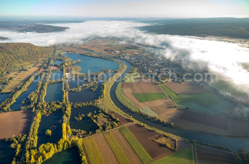 Aerial photograph Höxter - Curved loop of the riparian zones on the course of the river Weser in Hoexter in the state North Rhine-Westphalia, Germany