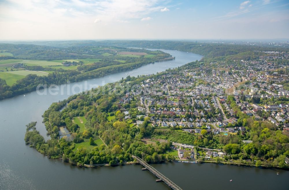 Essen from the bird's eye view: Curved loop of the riparian zones on the course of the river Ruhr- in Essen in the state North Rhine-Westphalia