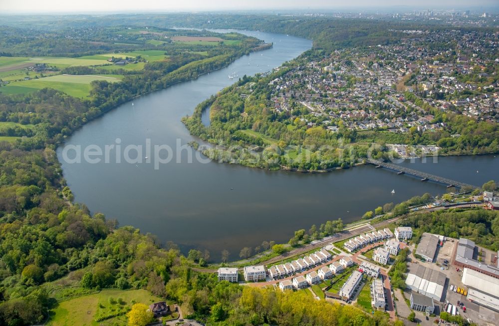 Aerial photograph Essen - Curved loop of the riparian zones on the course of the river Ruhr- in Essen in the state North Rhine-Westphalia