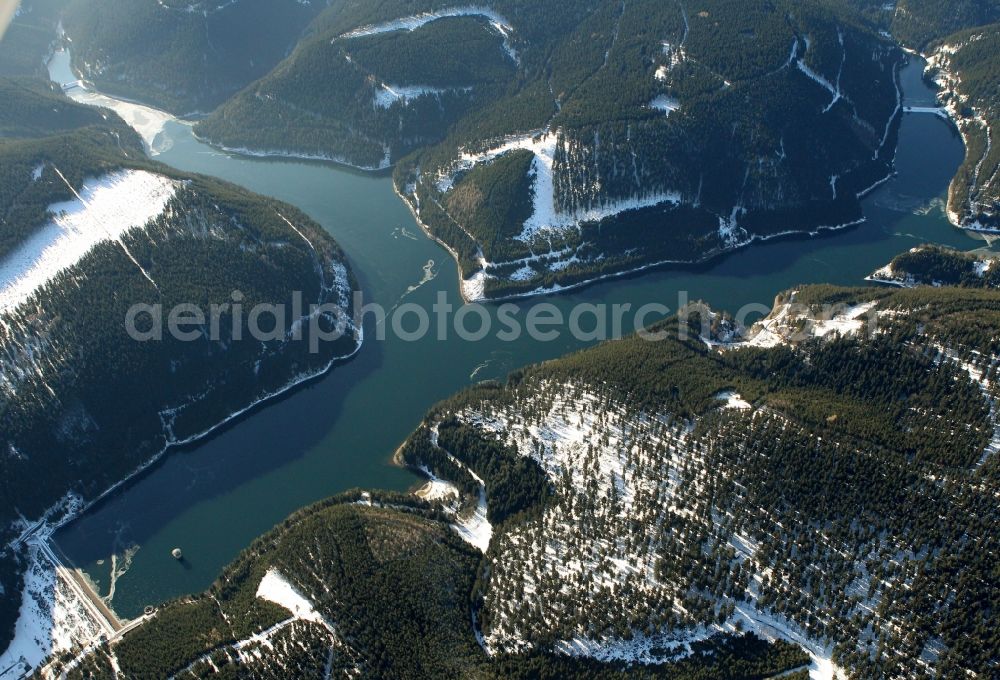 Aerial photograph Luisenthal - Waterside scenery at Lake of the Ohratalsperre in Luisenthal in Thuringia