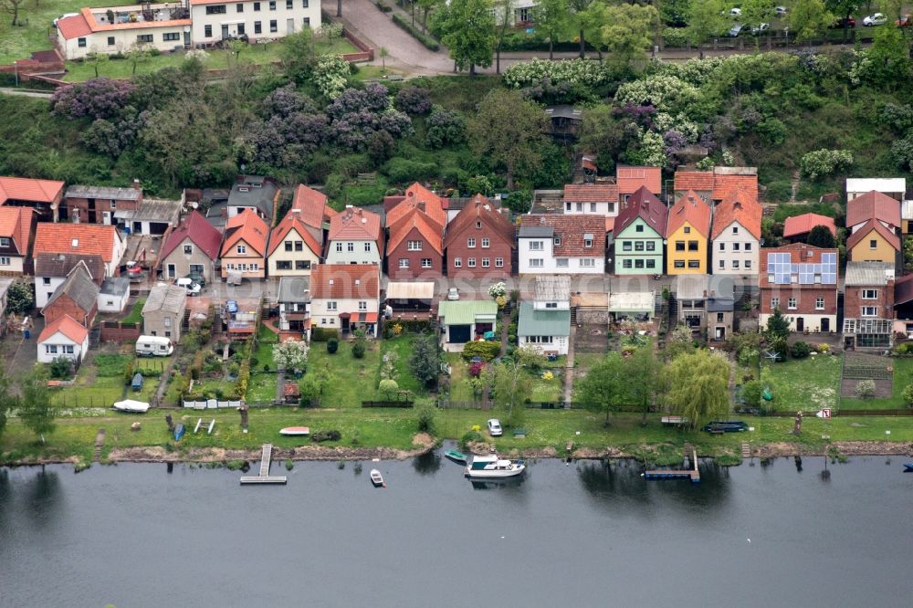 Aerial photograph Hansestadt Havelberg - View the row of houses on the waterfront of the Hansestadt Havelberg in Saxony-Anhalt