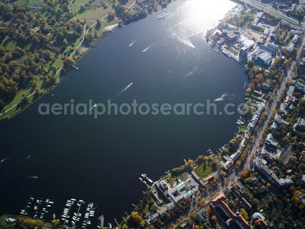 Aerial photograph Potsdam - Course along the banks of the Havel near the Glienicke Bridge in Potsdam in Brandenburg