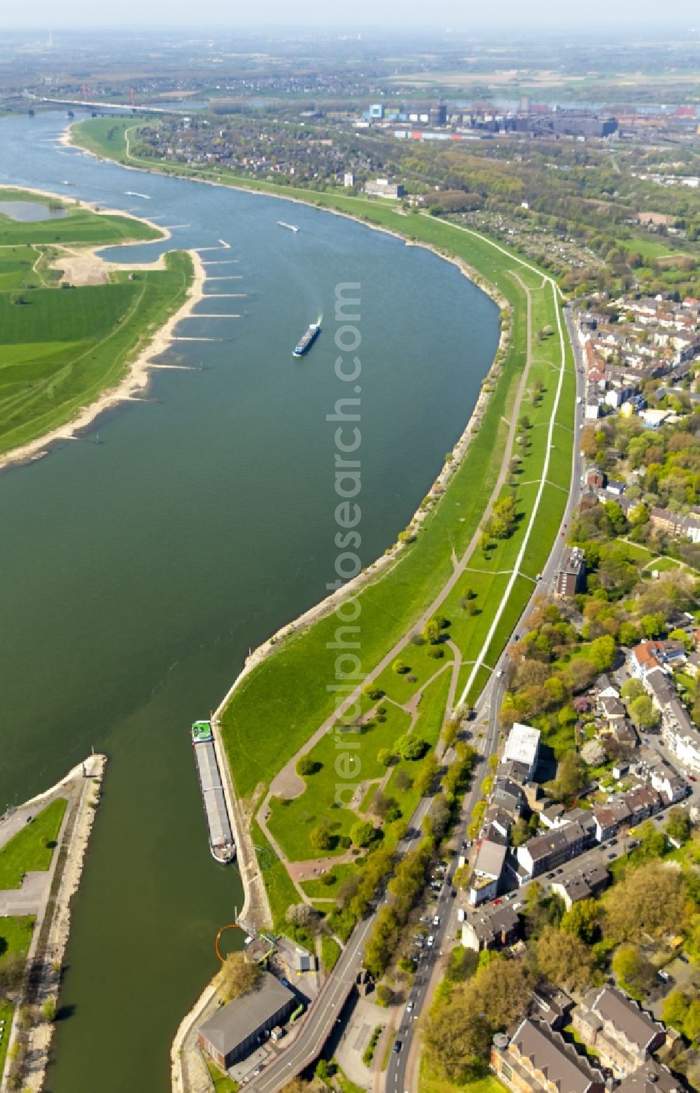 Aerial photograph Duisburg - Shore course along the Rhine dyke Laar on the dike road in Duisburg in North Rhine-Westphalia