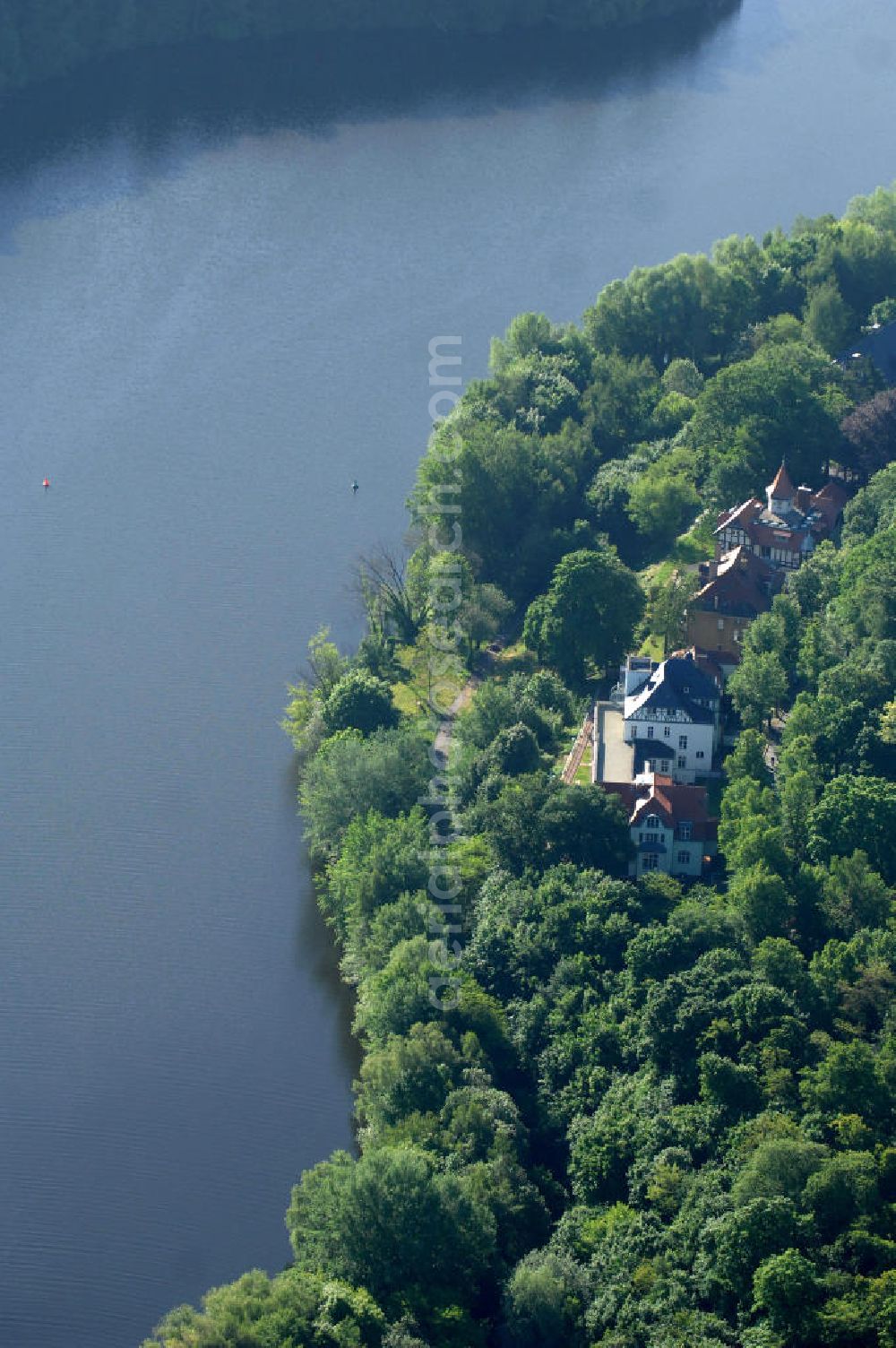 Aerial image Potsdam Babelsberg - Uferweg an den Villen an der Karl-Marx-Straße am Griebnitzsee in Potsdam. The villas in the street Karl-Marx-Strasse at the lake Griebnitzsee in Potsdam.